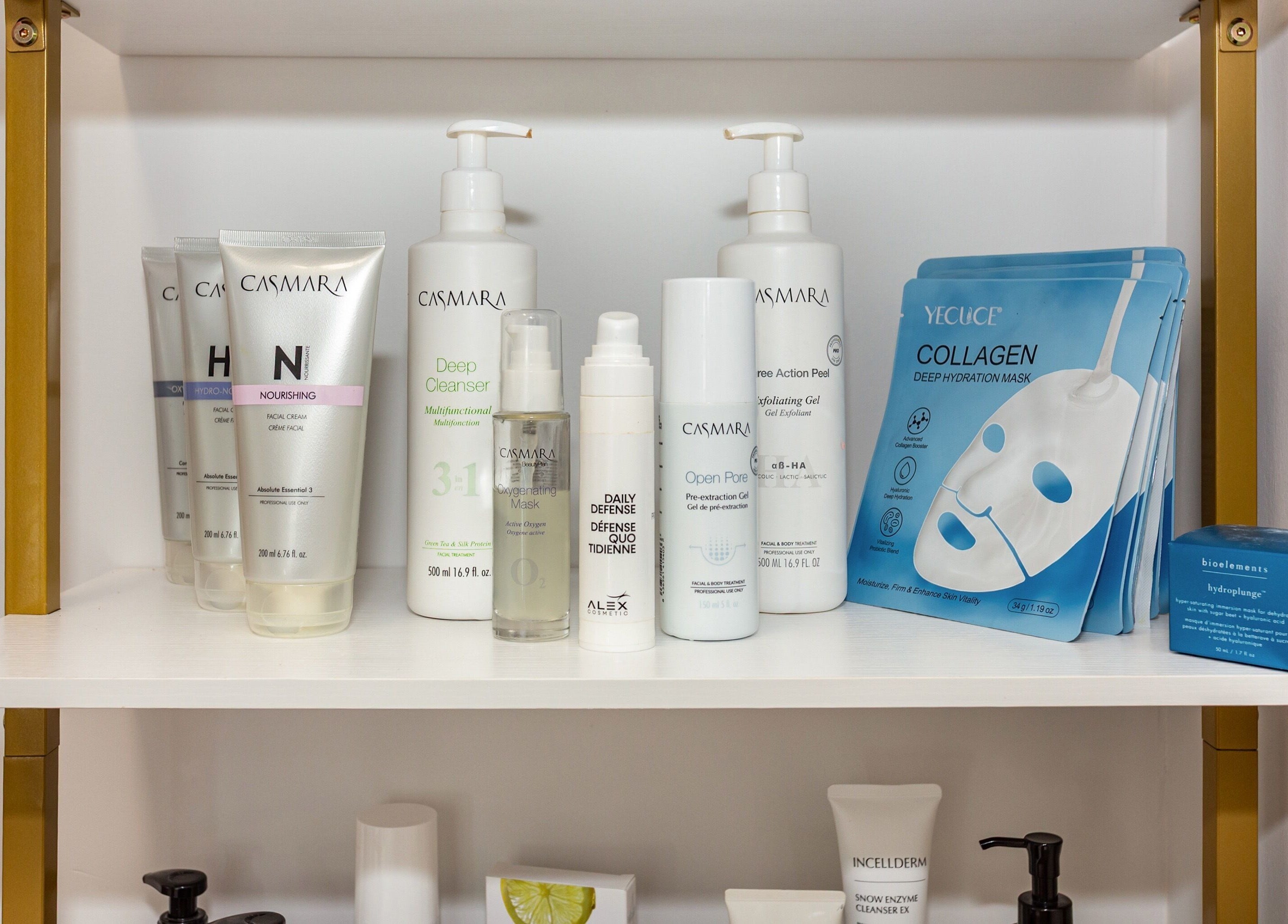 Produits de soin sur une étagère à Super Wow (Longueuil), Québec, CA.