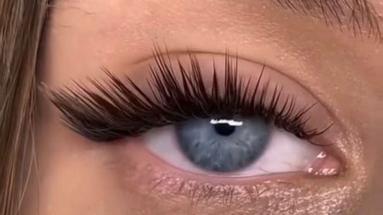 Lash extensions by Elena Manea