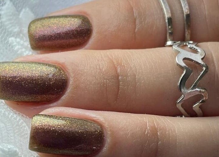 Elegantes uñas metálicas en I Love Nails by Laura, Mérida, Yucatán, MX resplandecen con brillo dorado.