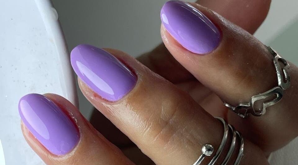 Uñas lila en I Love Nails by Laura en Mérida, Yucatán, MX. Manicura elegante y moderna.