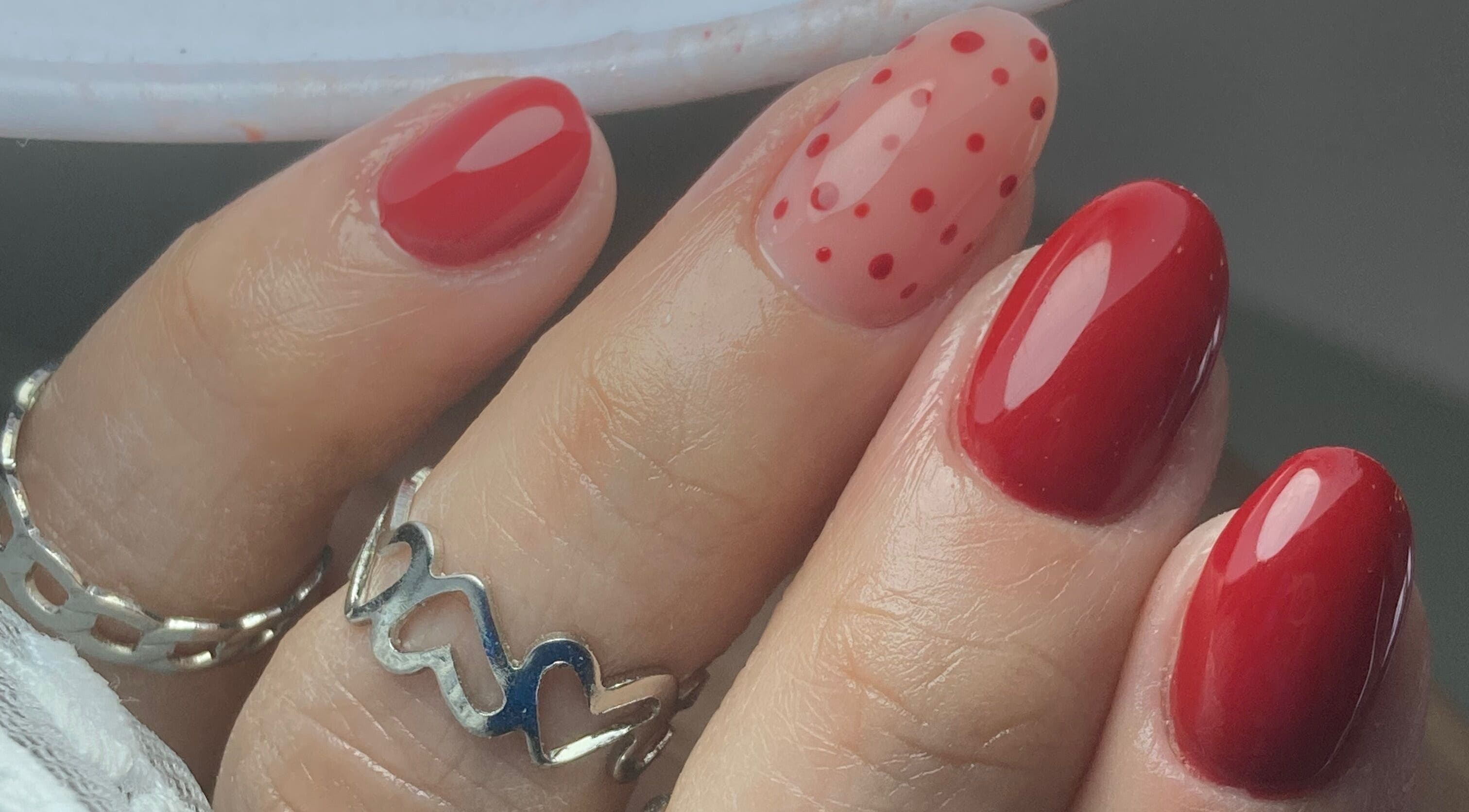 Elegante manicura roja en I Love Nails by Laura, Mérida, Yucatán, MX. Diseño moderno con puntos.