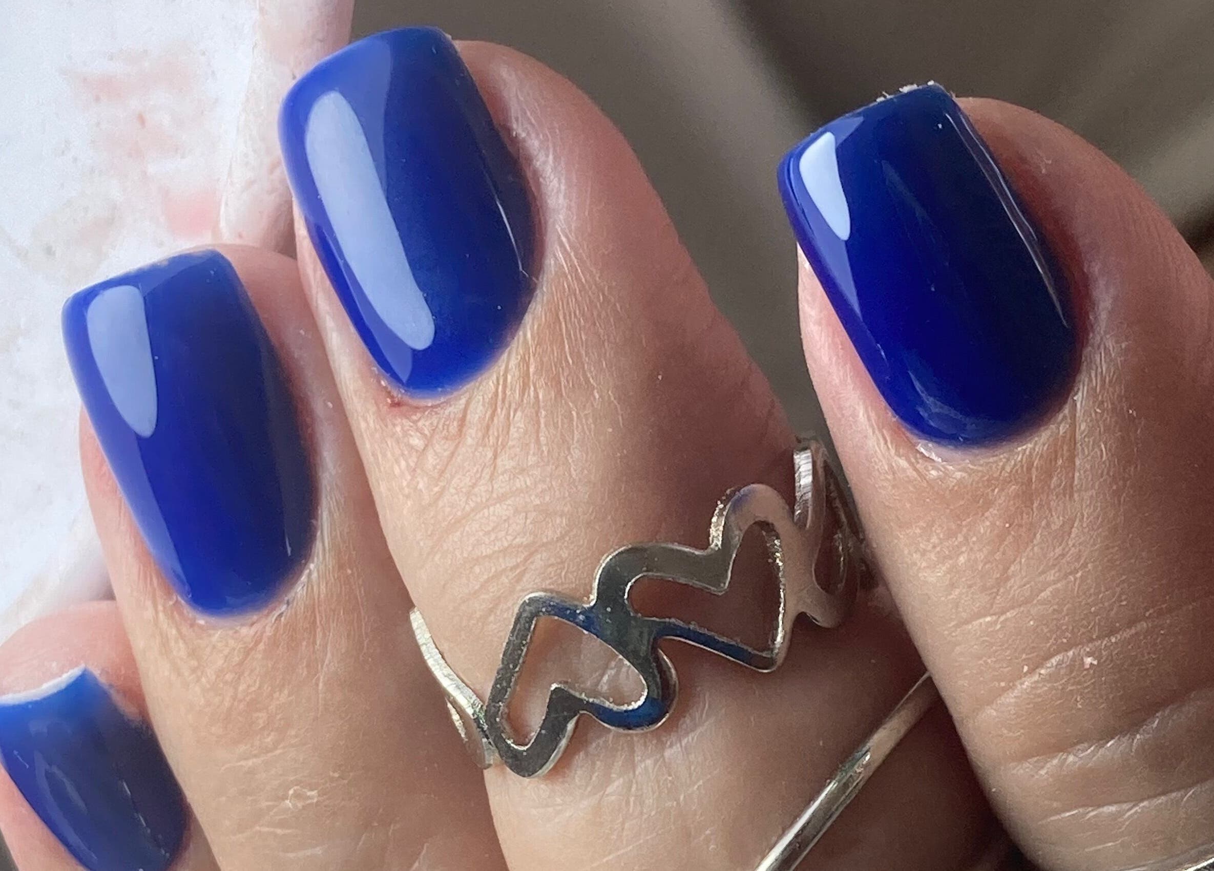 Manicura azul brillante en I Love Nails by Laura, Mérida, Yucatán, MX.