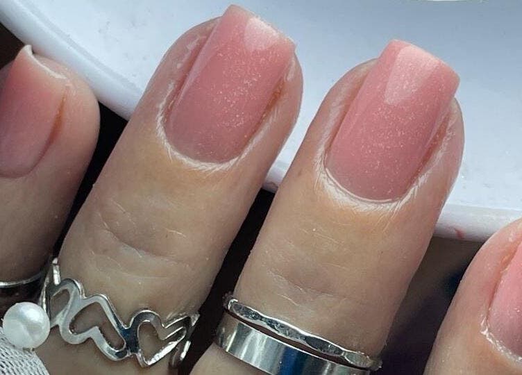 Uñas rosadas cuidadas en I Love Nails by Laura, Mérida, Yucatán, MX.