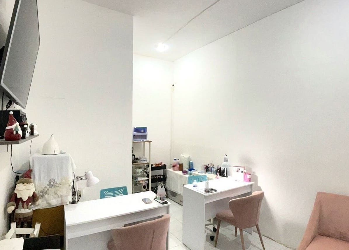 Interior moderno de I Love Nails by Laura, Mérida, Yucatán, MX, con estaciones de manicure elegantes.