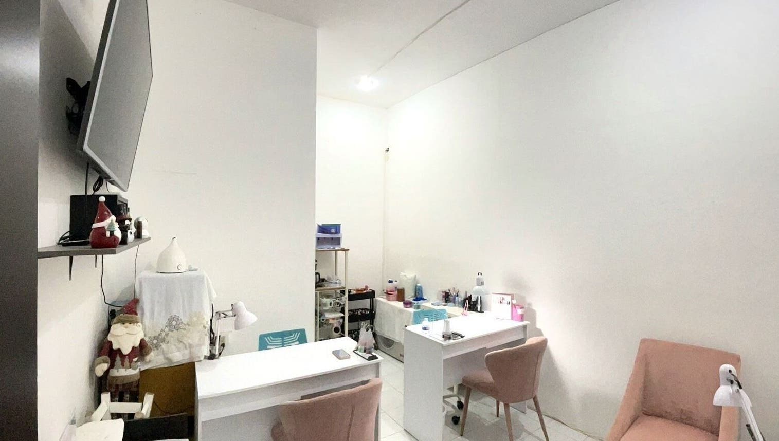 Interior moderno de I Love Nails by Laura en Mérida, Yucatán, MX con estaciones de manicura limpias.