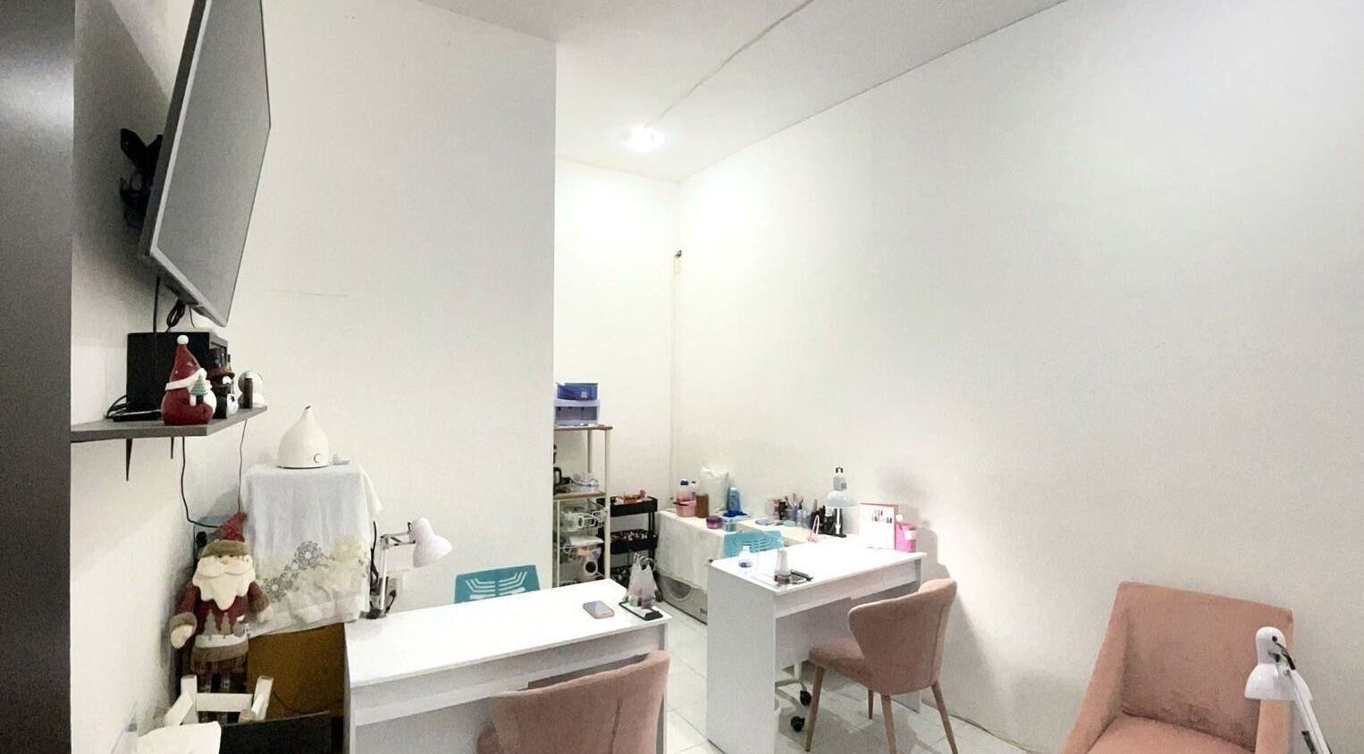 Interior moderno de I Love Nails by Laura en Mérida, Yucatán, MX con estaciones de manicura limpias.