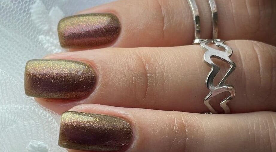 Uñas iridiscentes en I Love Nails by Laura, Mérida, Yucatán, MX. Perfecto detalle de manicure.