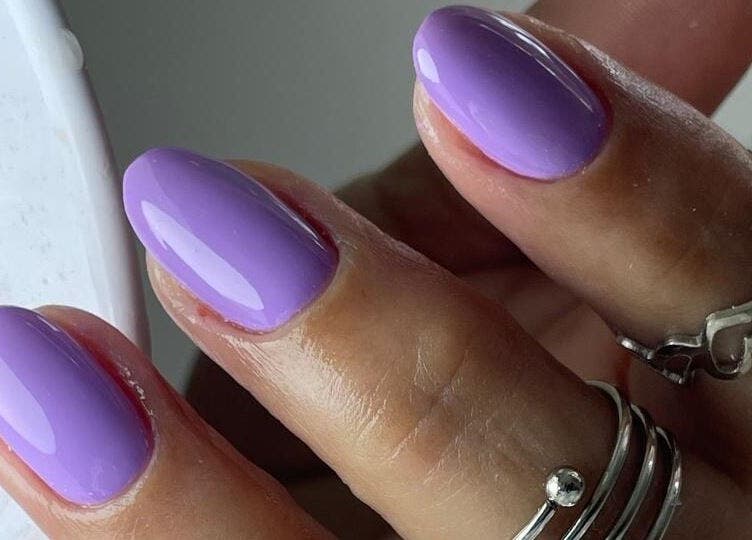 Diseño de uñas violeta brillante en I Love Nails by Laura, Mérida, Yucatán, MX.