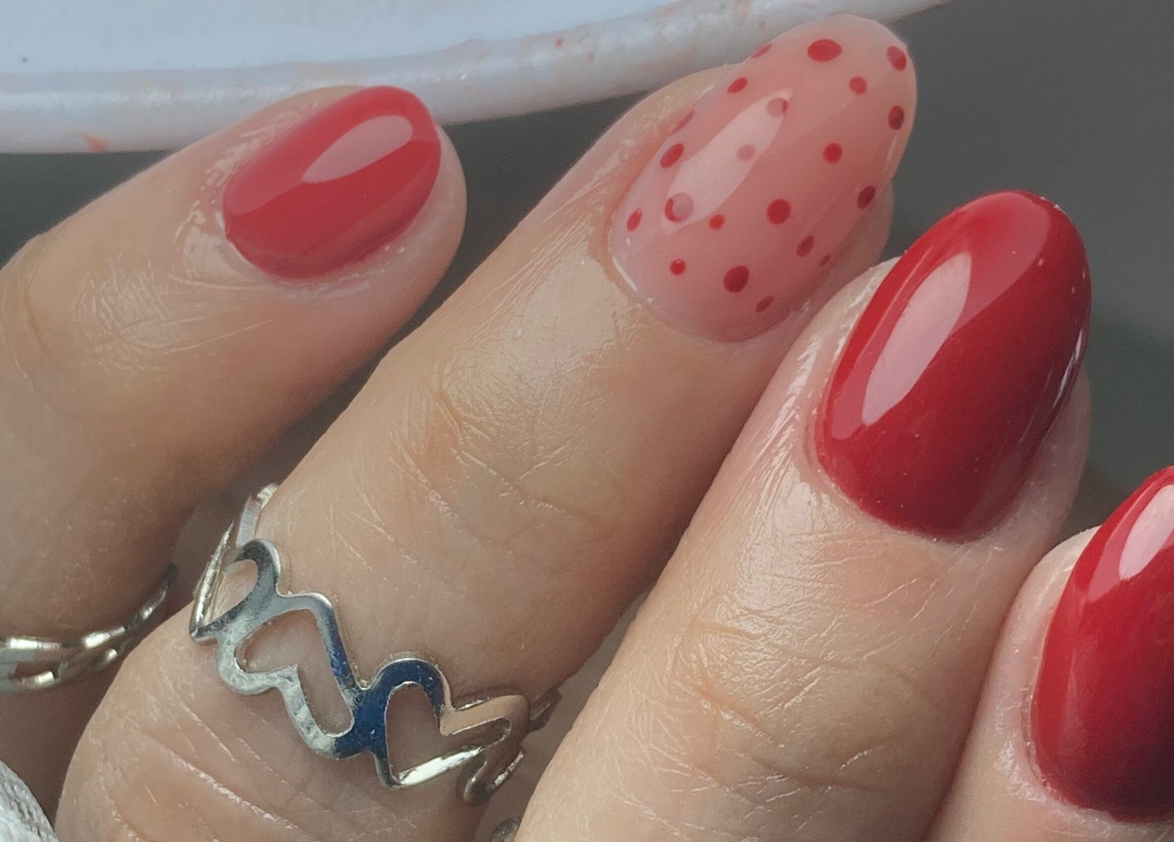 Uñas rojas y de puntos destacados en I Love Nails by Laura, Mérida, Yucatán, MX.