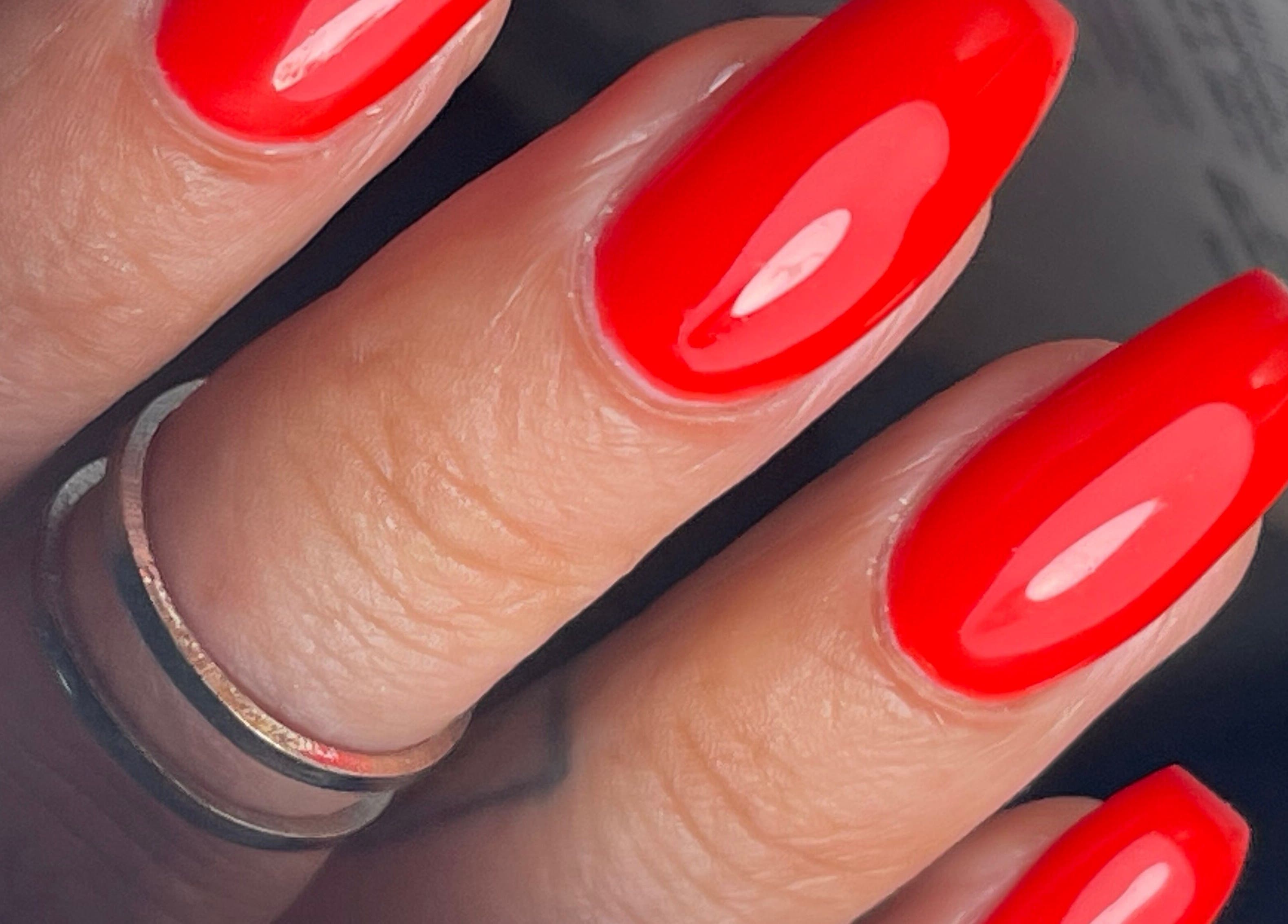 Manicura vibrante en I Love Nails by Laura, Mérida, Yucatán, MX. Uñas color rojo intenso.