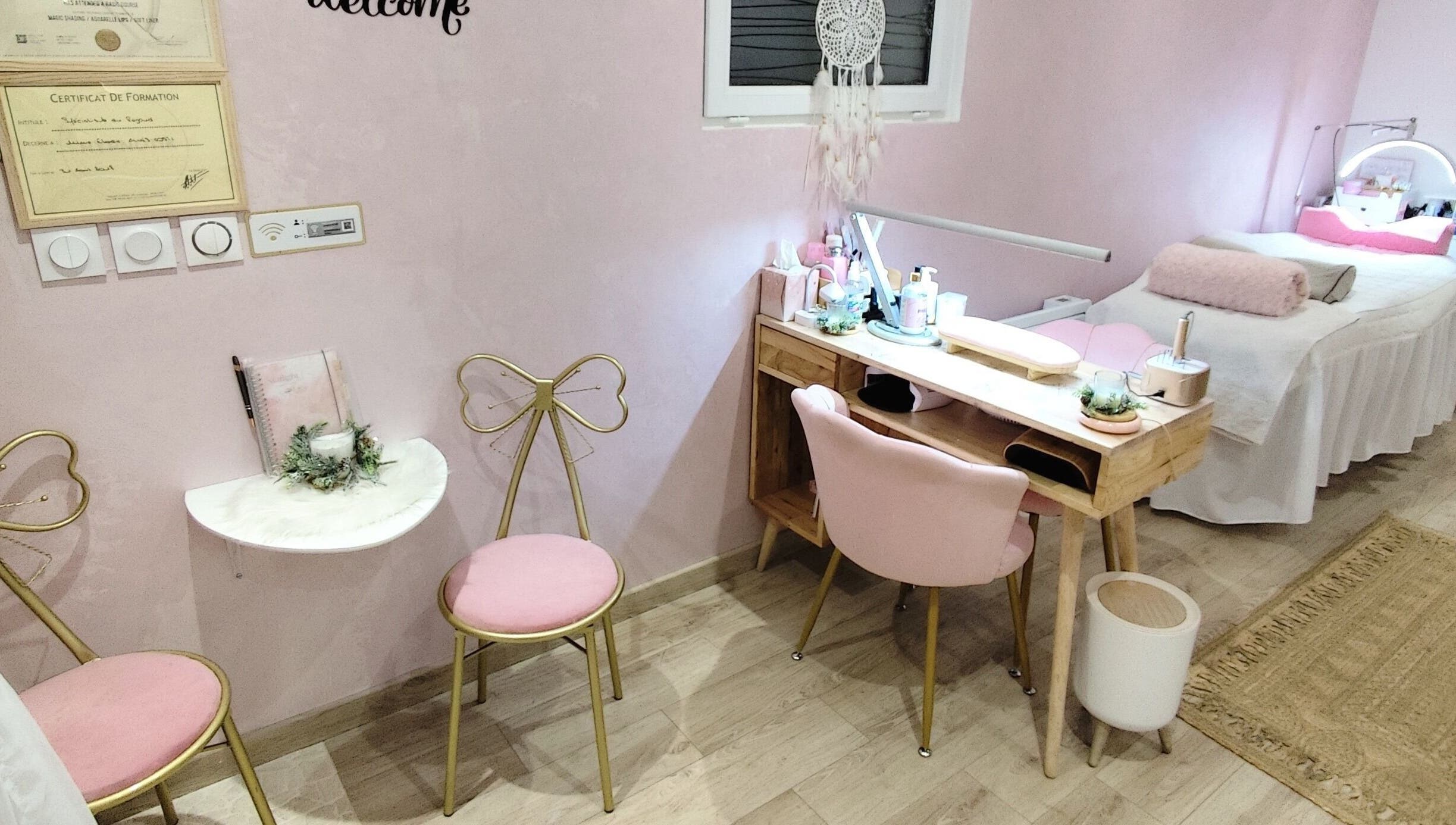 Intérieur élégant de Hello Nails à Vers, Auvergne-rhône-alpes, FR. Décor rose avec mobilier raffiné.