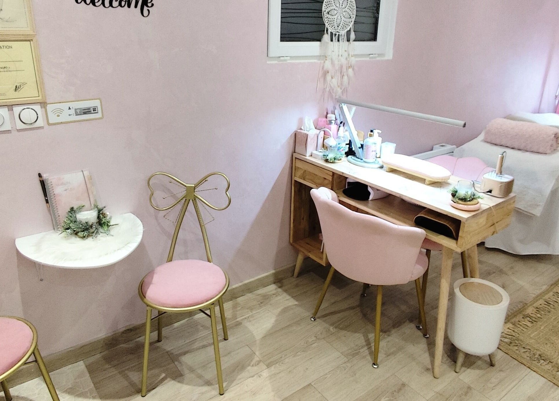 Intérieur élégant de Hello Nails à Vers, Auvergne-rhône-alpes, FR. Décor rose avec mobilier raffiné.
