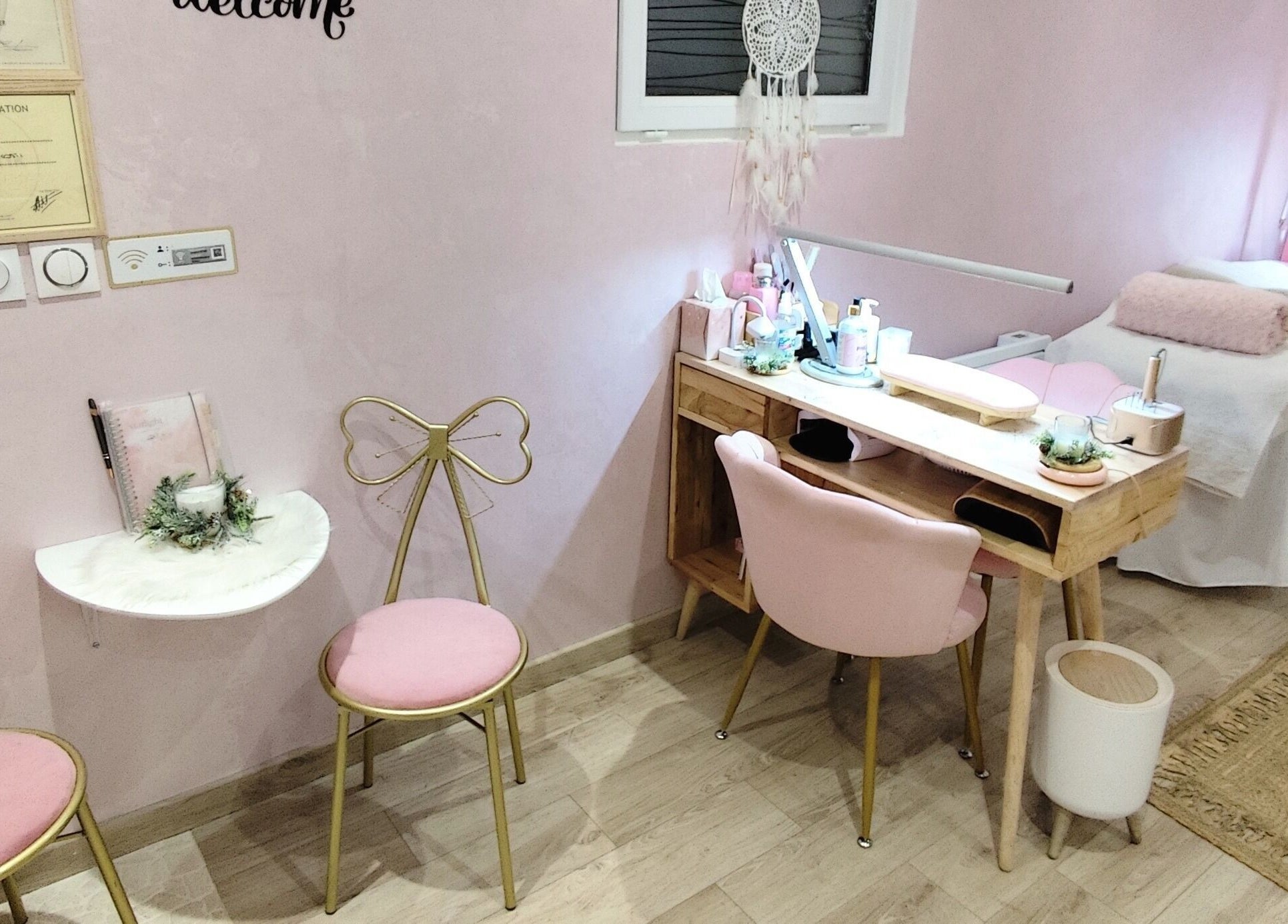 Intérieur élégant de Hello Nails à Vers, Auvergne-rhône-alpes, FR. Décor rose avec mobilier raffiné.