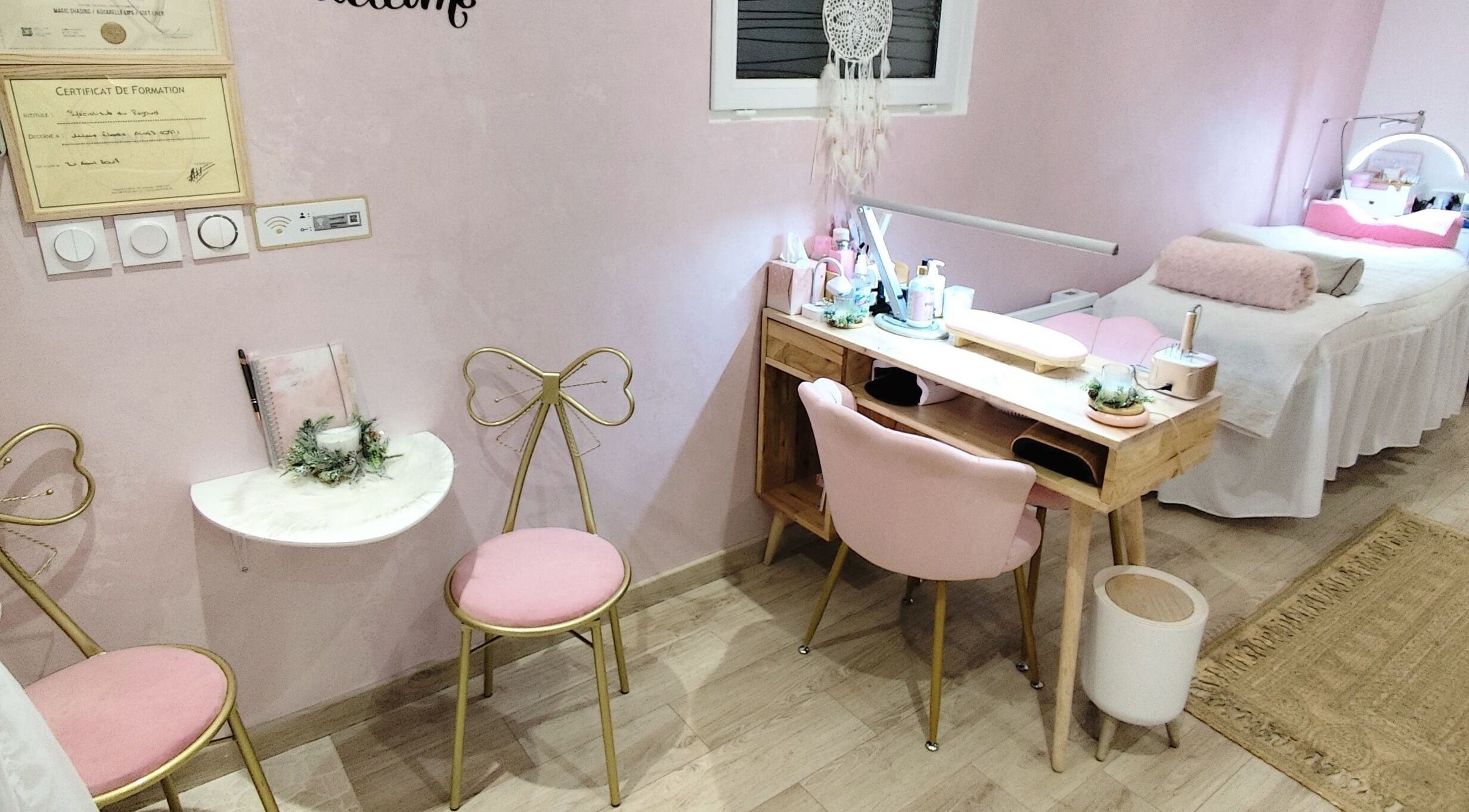 Intérieur élégant de Hello Nails à Vers, Auvergne-rhône-alpes, FR. Décor rose avec mobilier raffiné.