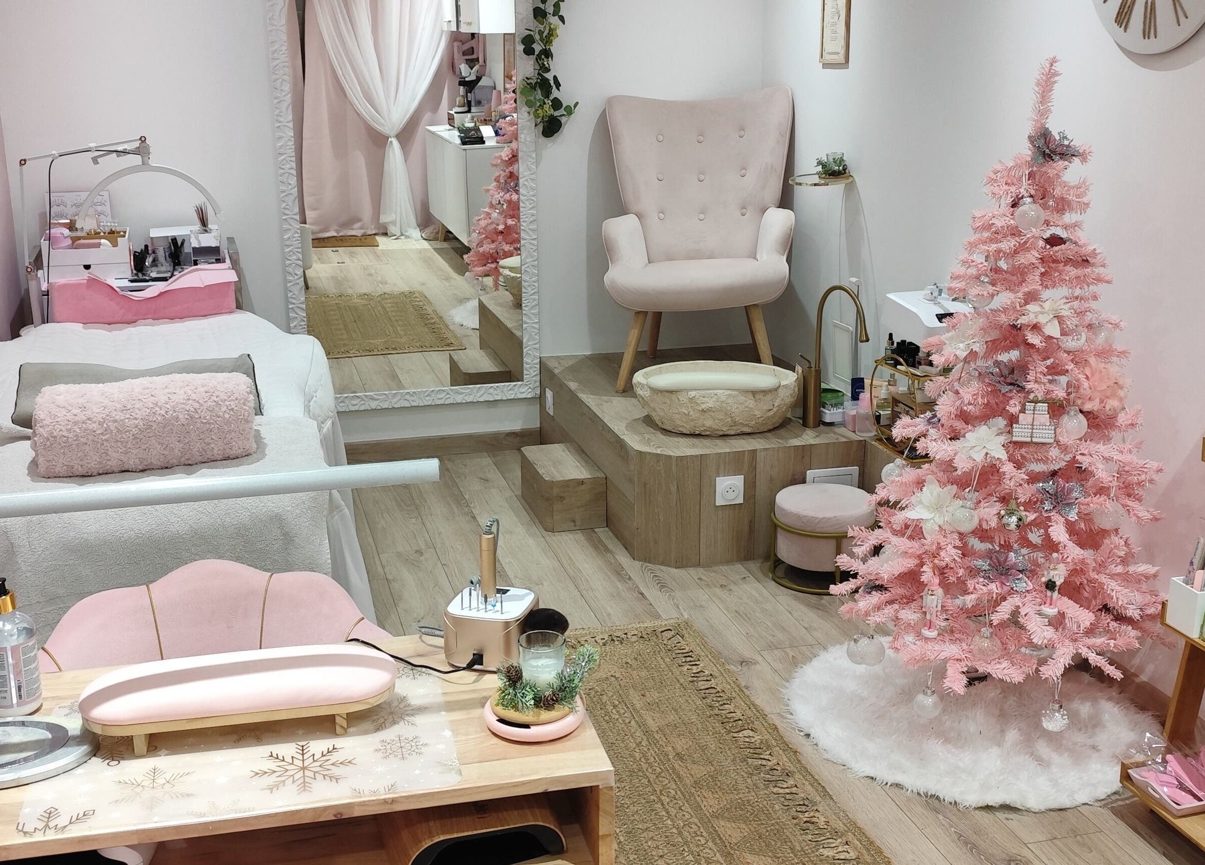 Salon Hello Nails à Vers, Auvergne-rhône-alpes, FR. Décor pastel élégant avec chaise, arbre rose et espace manucure.