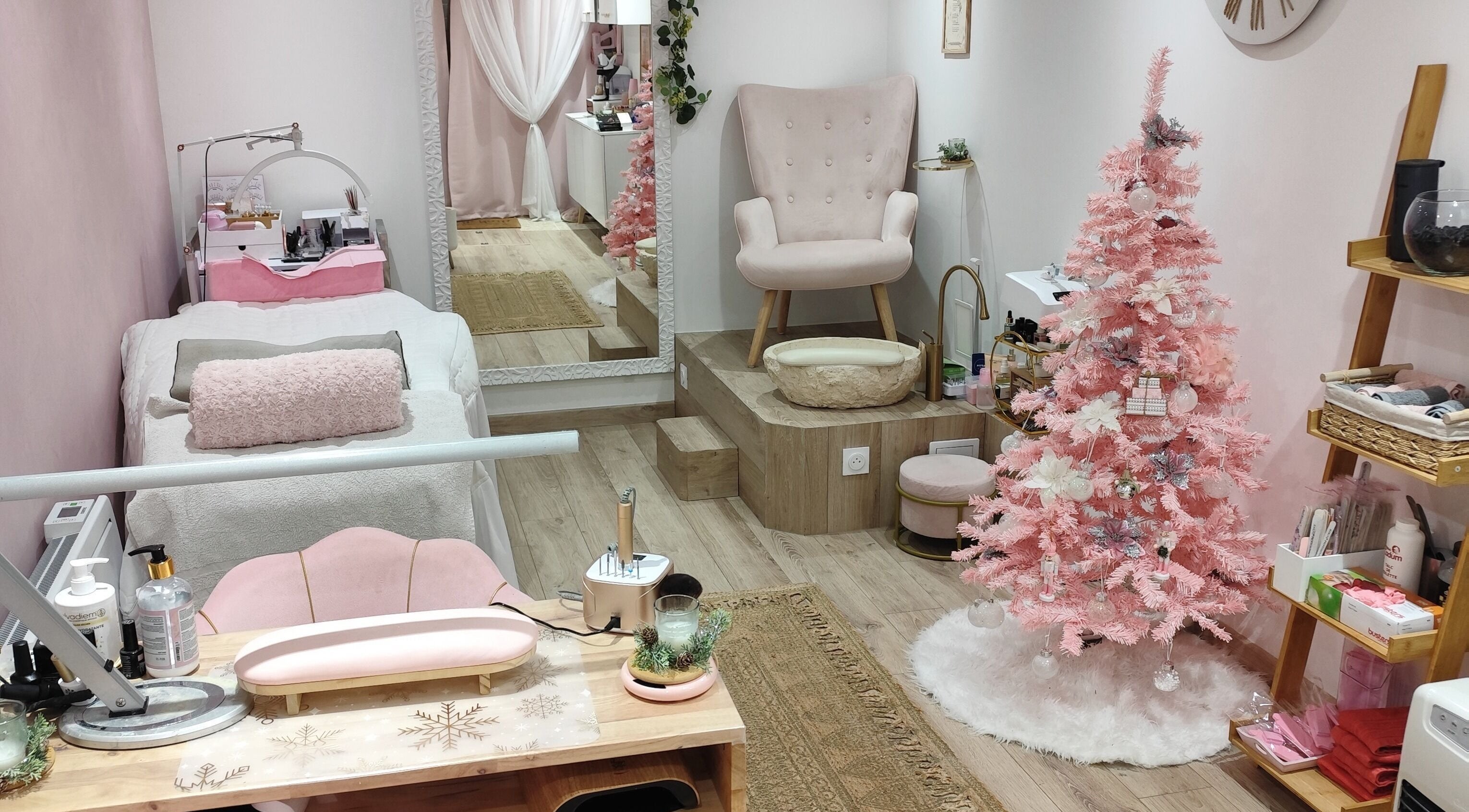 Salon Hello Nails à Vers, Auvergne-rhône-alpes, FR. Décor pastel élégant avec chaise, arbre rose et espace manucure.