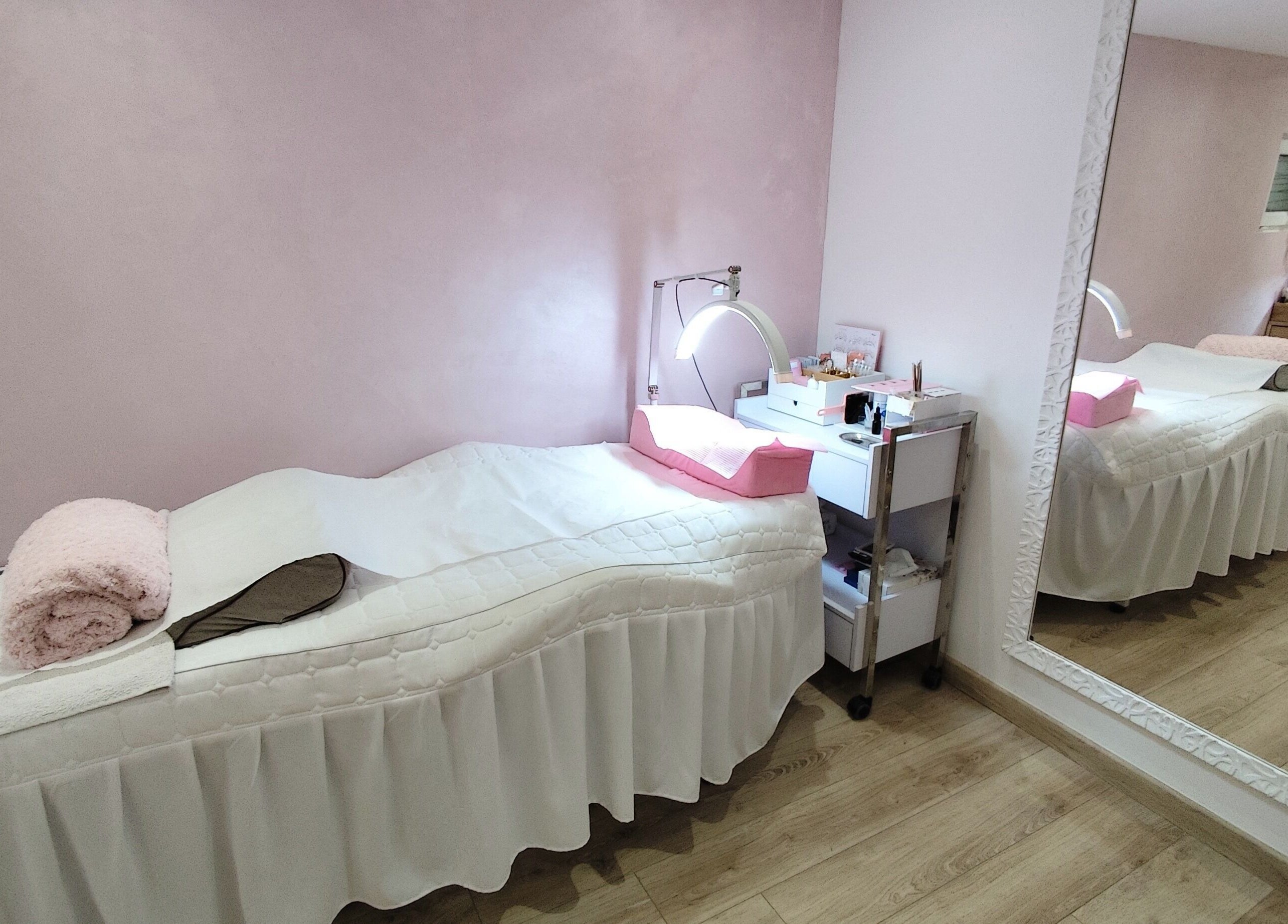 Salle de soins paisible chez Hello Nails à Vers, Auvergne-rhône-alpes, FR avec lit relaxant et décor élégant.