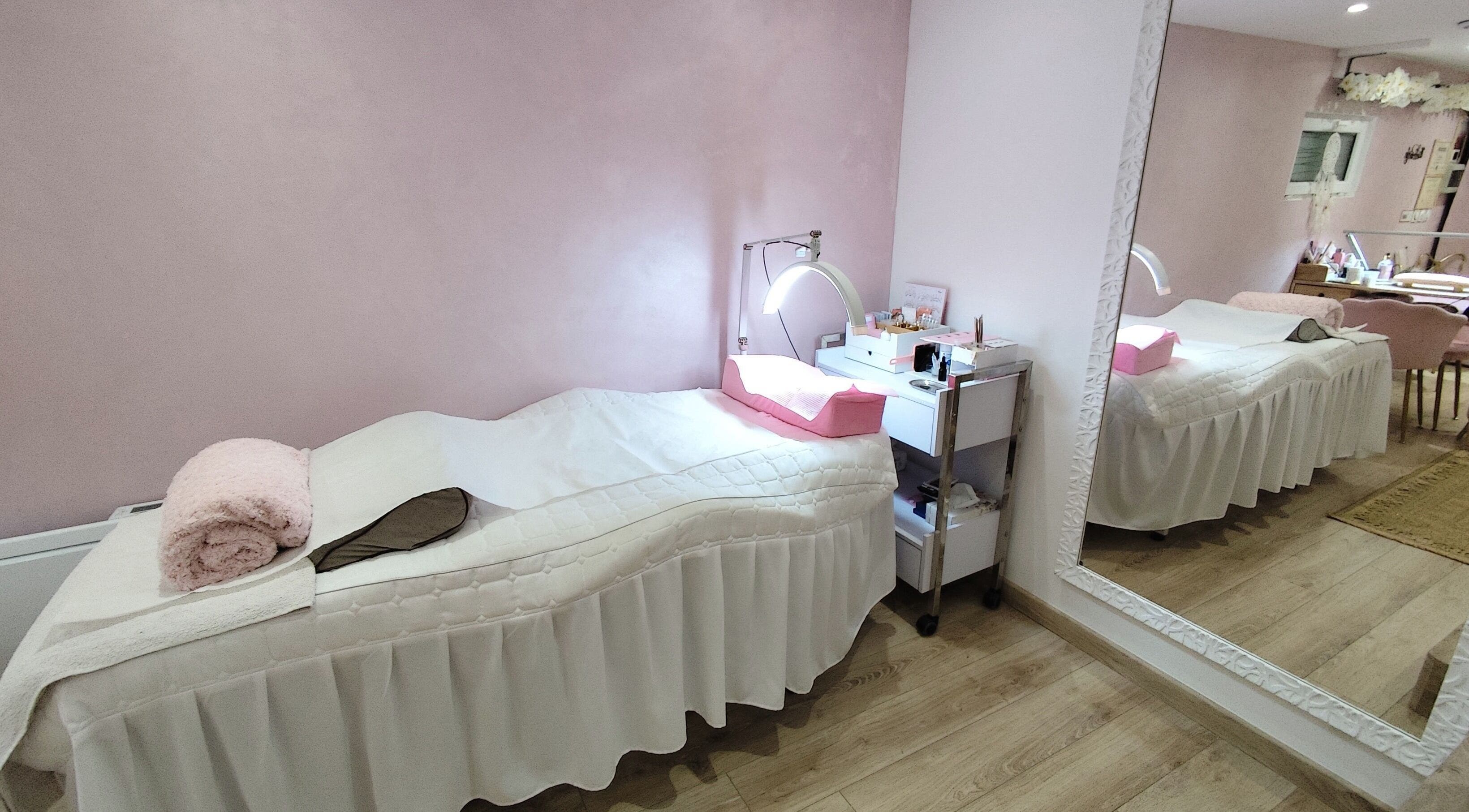 Salle de soins paisible chez Hello Nails à Vers, Auvergne-rhône-alpes, FR avec lit relaxant et décor élégant.