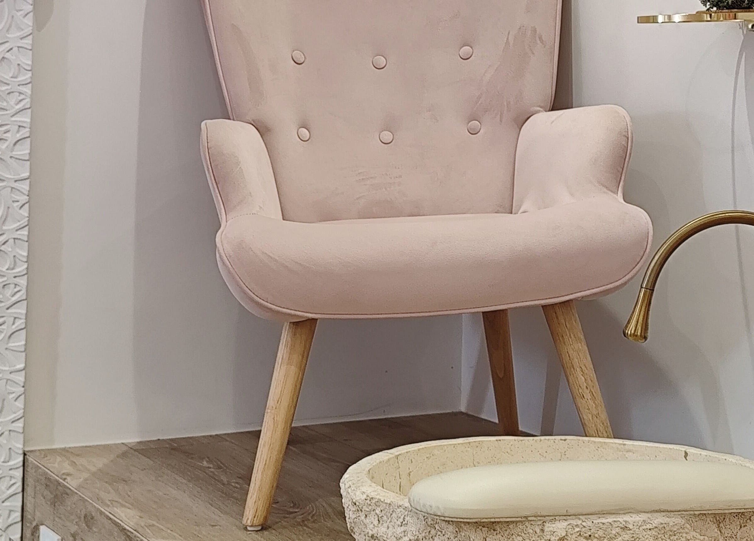 Fauteuil rose élégant à Hello Nails, Vers, Auvergne-rhône-alpes, FR, pour une manucure relaxante.