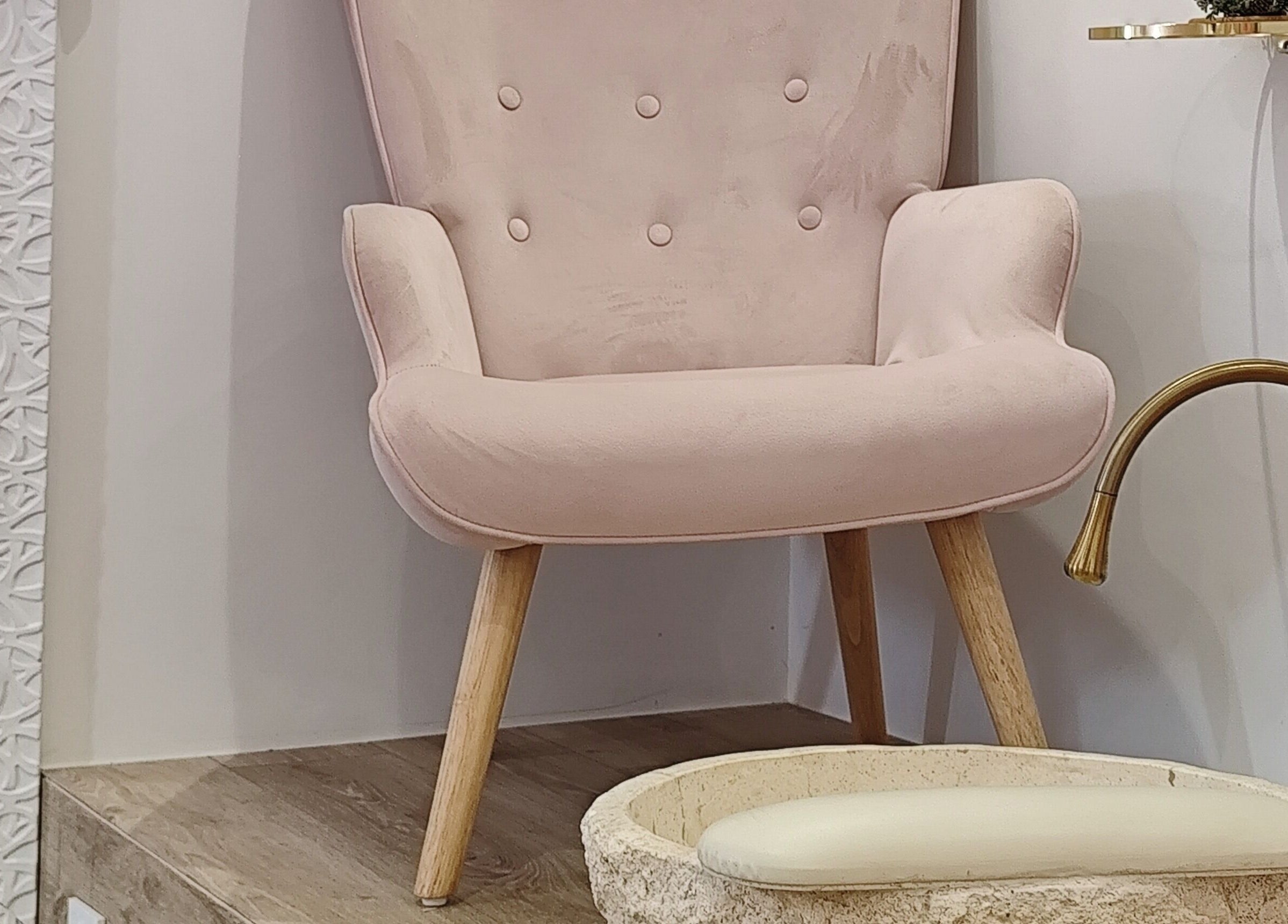 Fauteuil rose élégant à Hello Nails, Vers, Auvergne-rhône-alpes, FR, pour une manucure relaxante.