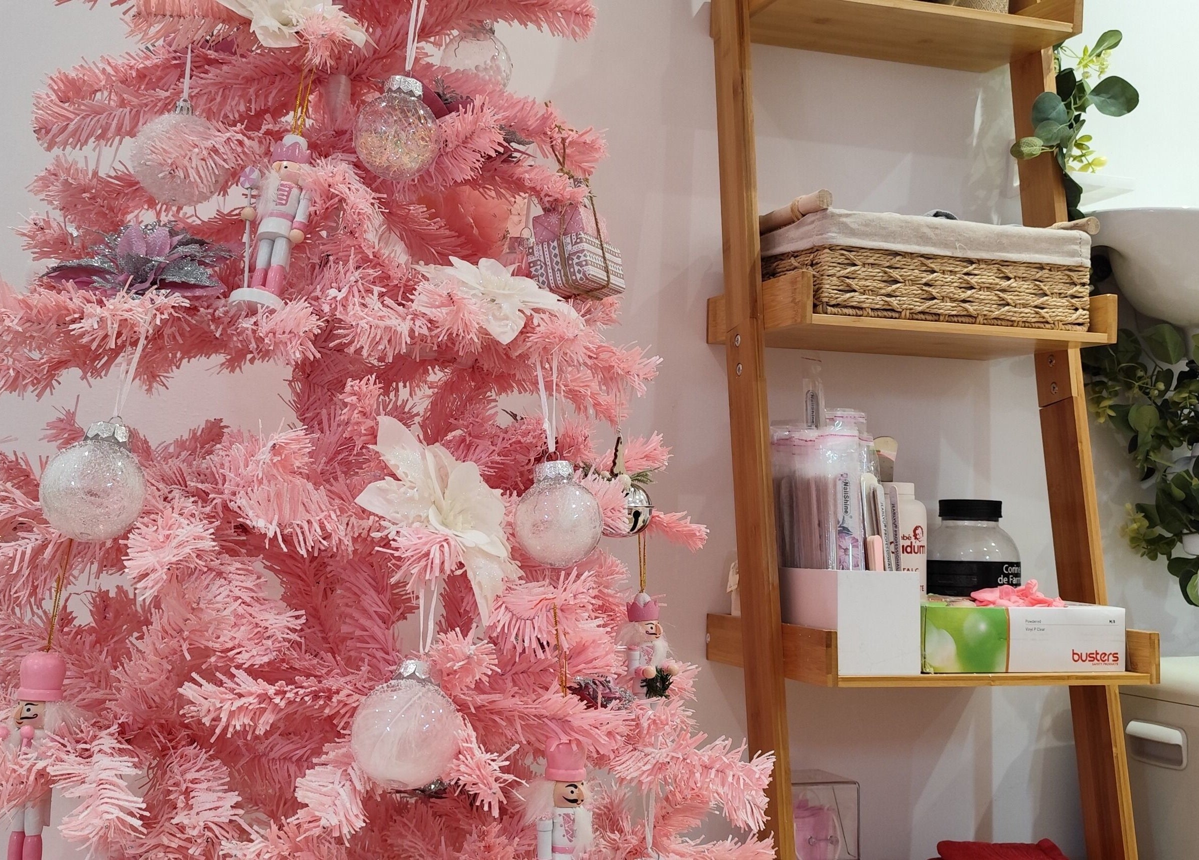 Un sapin rose décoré chez Hello Nails, Vers, Auvergne-rhône-alpes, FR.