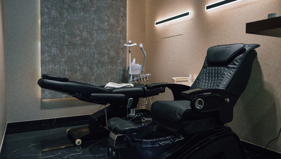 Luxurious barber chair at Generation Gentleman Barbershop, دبي, دبي, AE offering comfort and style.