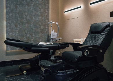Luxurious barber chair at Generation Gentleman Barbershop, دبي, دبي, AE offering comfort and style.