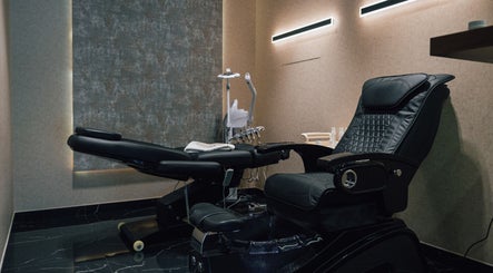 Luxurious barber chair at Generation Gentleman Barbershop, دبي, دبي, AE offering comfort and style.