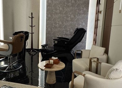 Elegant interior of Generation Gentleman Barbershop in دبي, دبي, AE with a modern barber chair and lounge area.