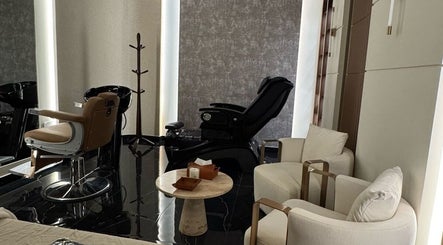 Elegant interior of Generation Gentleman Barbershop in دبي, دبي, AE with a modern barber chair and lounge area.