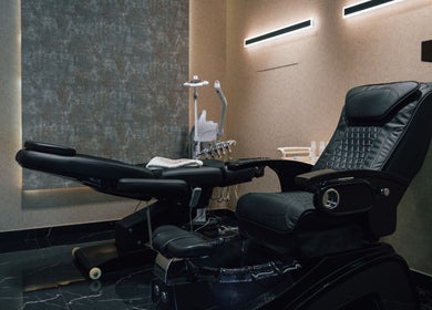 Luxury grooming chair at Generation Gentleman Barbershop, Dubai, AE. Experience premium relaxation.