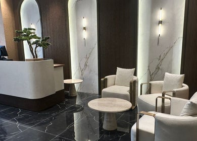Luxurious waiting area at Generation Gentleman Barbershop, دبي, دبي, AE with modern decor and plush seating.
