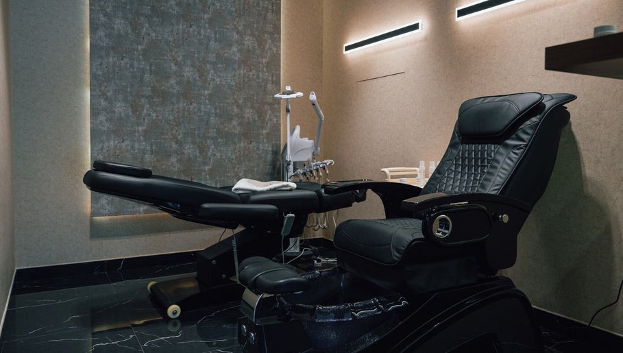 Luxurious barber chair at Generation Gentleman Barbershop, دبي, دبي, AE offering premium grooming.