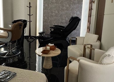 Luxurious interior of Generation Gentleman Barbershop in دبي, دبي, AE with modern chairs and sleek décor.