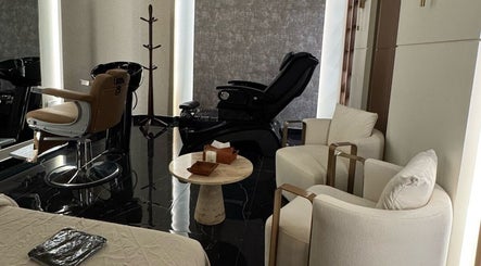 Luxurious interior of Generation Gentleman Barbershop in دبي, دبي, AE with modern chairs and sleek décor.