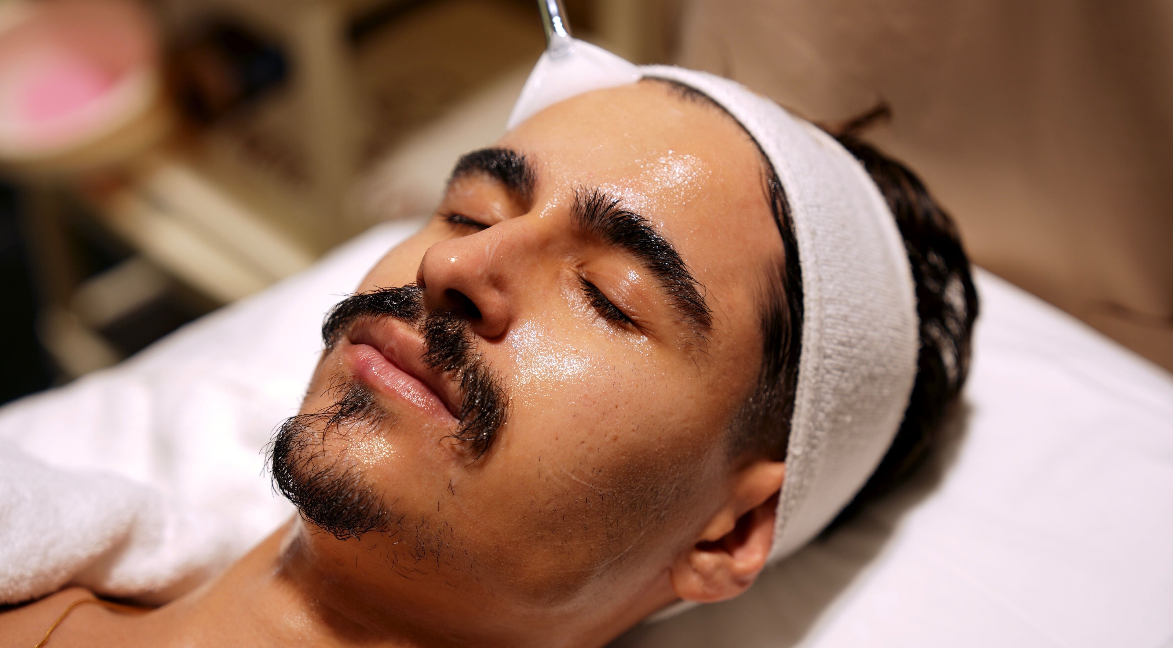 Man enjoying a facial treatment at Generation Gentleman Barbershop, دبي, دبي, AE.
