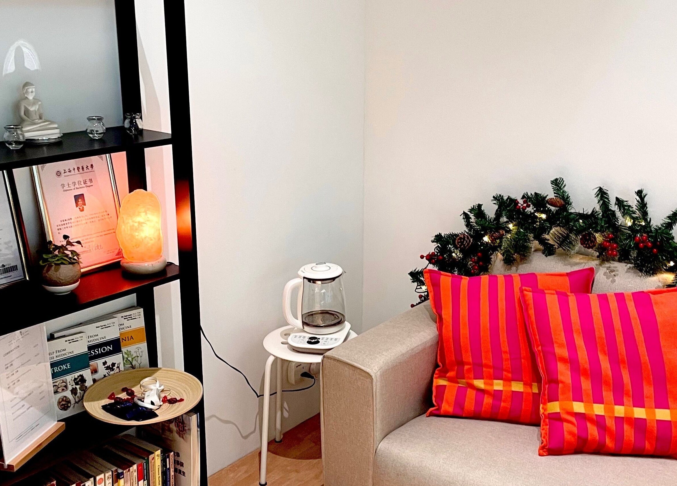 Ai Ling TCM & Acupuncture lounge with bright pillows and warm lighting in Petaling Jaya, Selangor, MY.