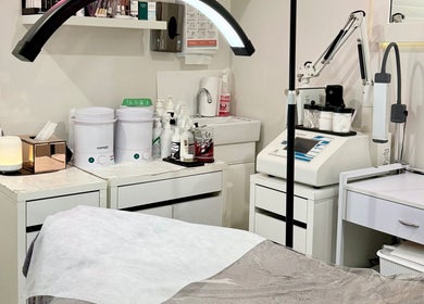 Tranquil treatment room at Jeanette N - Beauty Therapist, Wakerley, Queensland, AU, showcasing modern equipment.