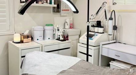 Tranquil treatment room at Jeanette N - Beauty Therapist, Wakerley, Queensland, AU, showcasing modern equipment.