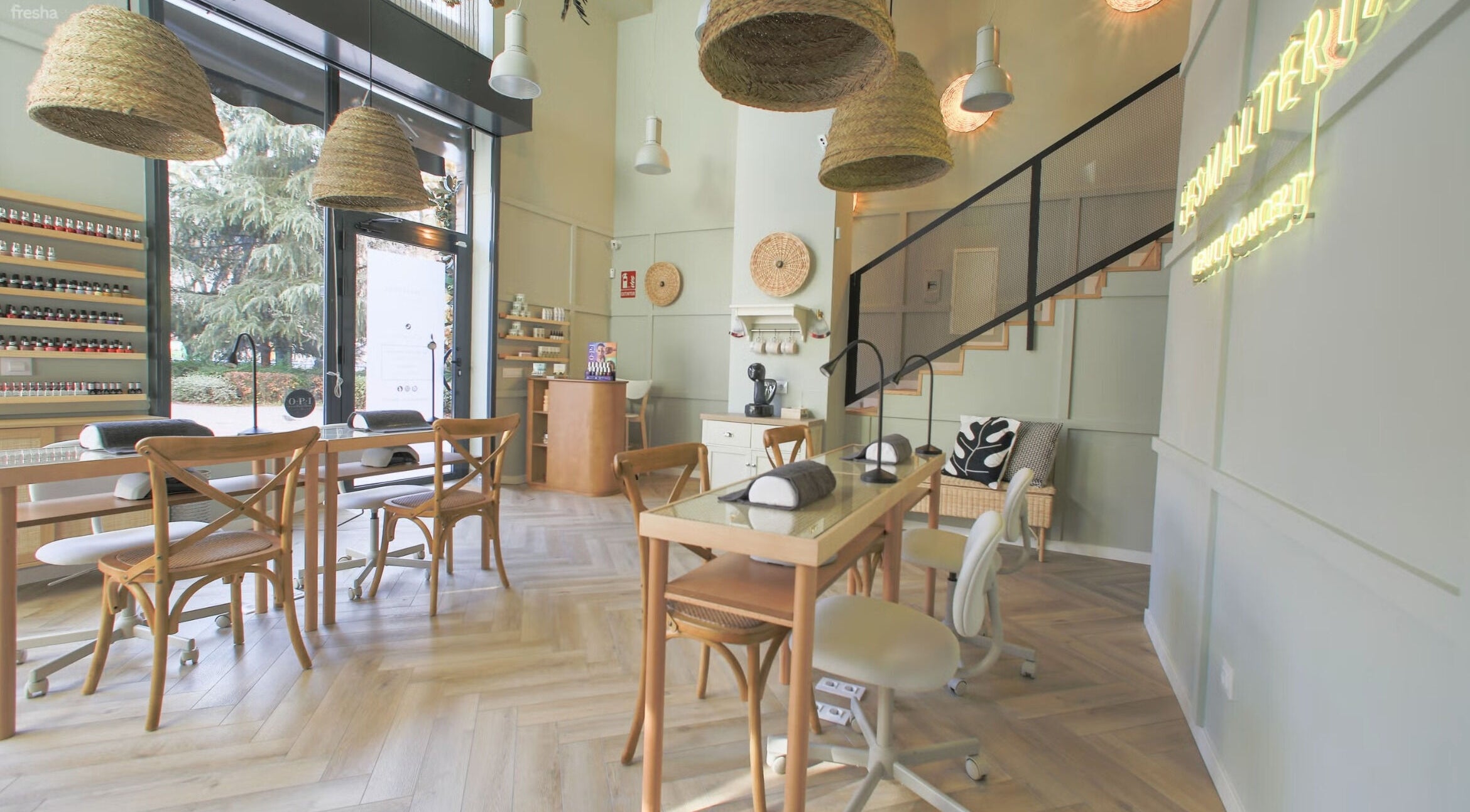 Interior moderno de La Esmaltería - Los Metales en Madrid, Comunidad De Madrid, ES, con decoración artesanal.