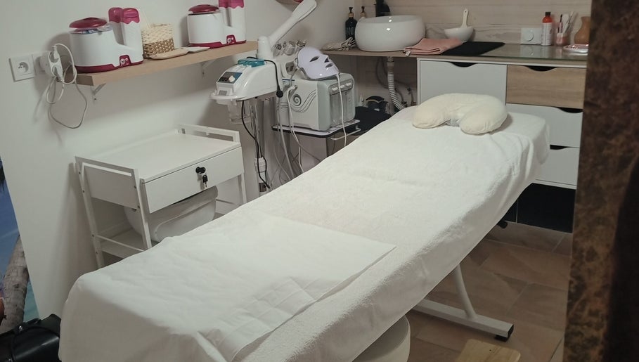 Table de soin à Institut Mains D'anges, Hayange, Grand Est, FR, équipée pour des soins de bien-être.