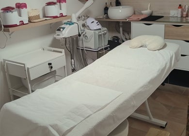 Table de soin à Institut Mains D'anges, Hayange, Grand Est, FR, équipée pour des soins de bien-être.