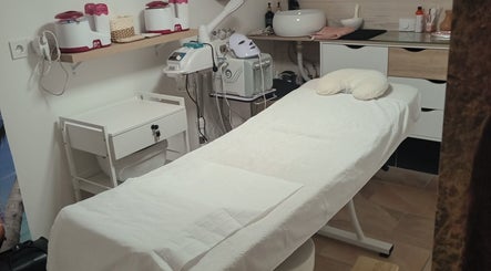 Table de soin à Institut Mains D'anges, Hayange, Grand Est, FR, équipée pour des soins de bien-être.