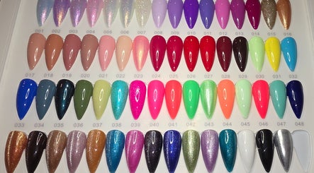 Palette de couleurs vives de vernis à ongles à l'Institut Mains D'anges, Hayange, Grand Est, FR.