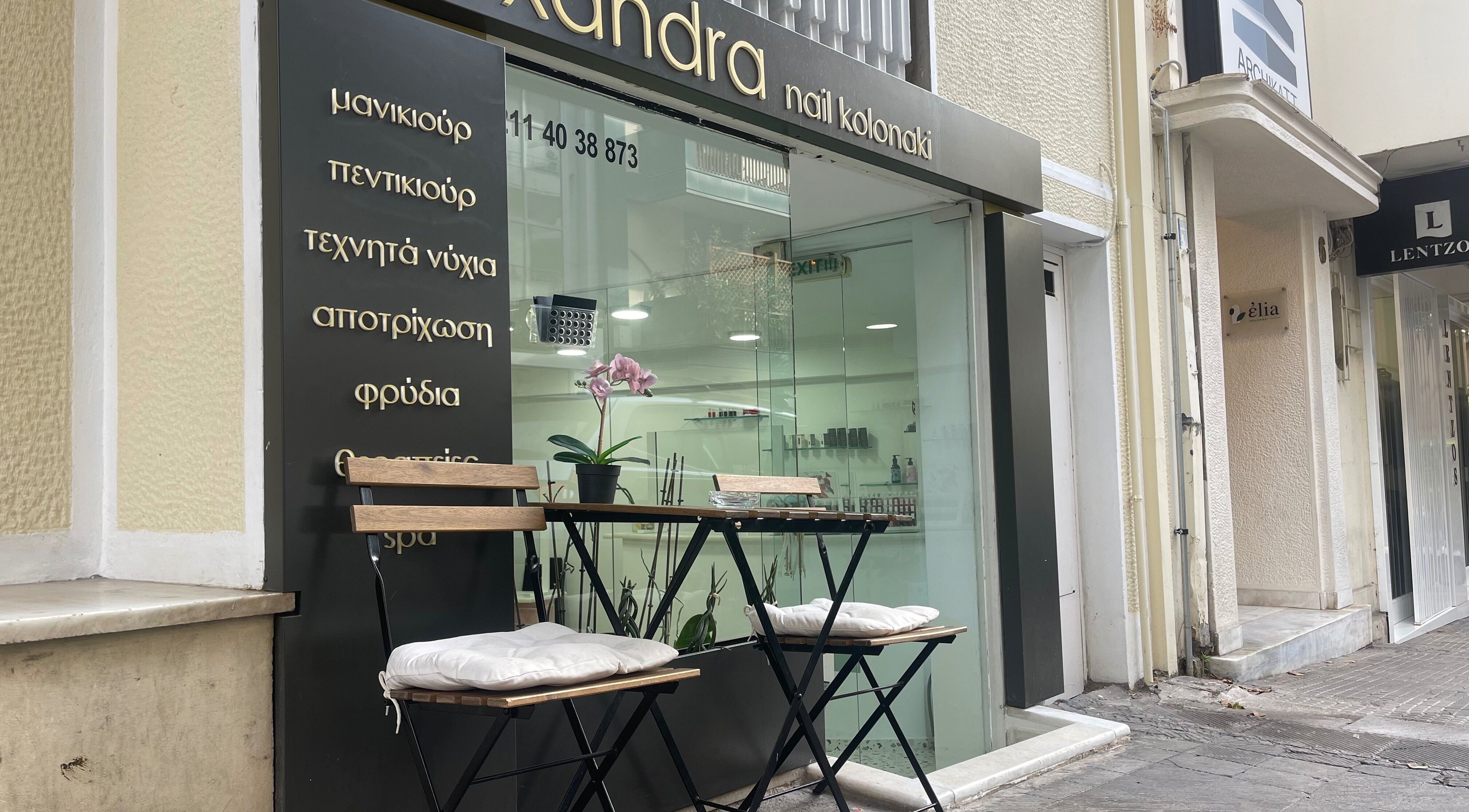 Η είσοδος του Alexandra Nails Kolonaki με καλαίσθητη διακόσμηση και θέα στην Αθήνα, GR.
