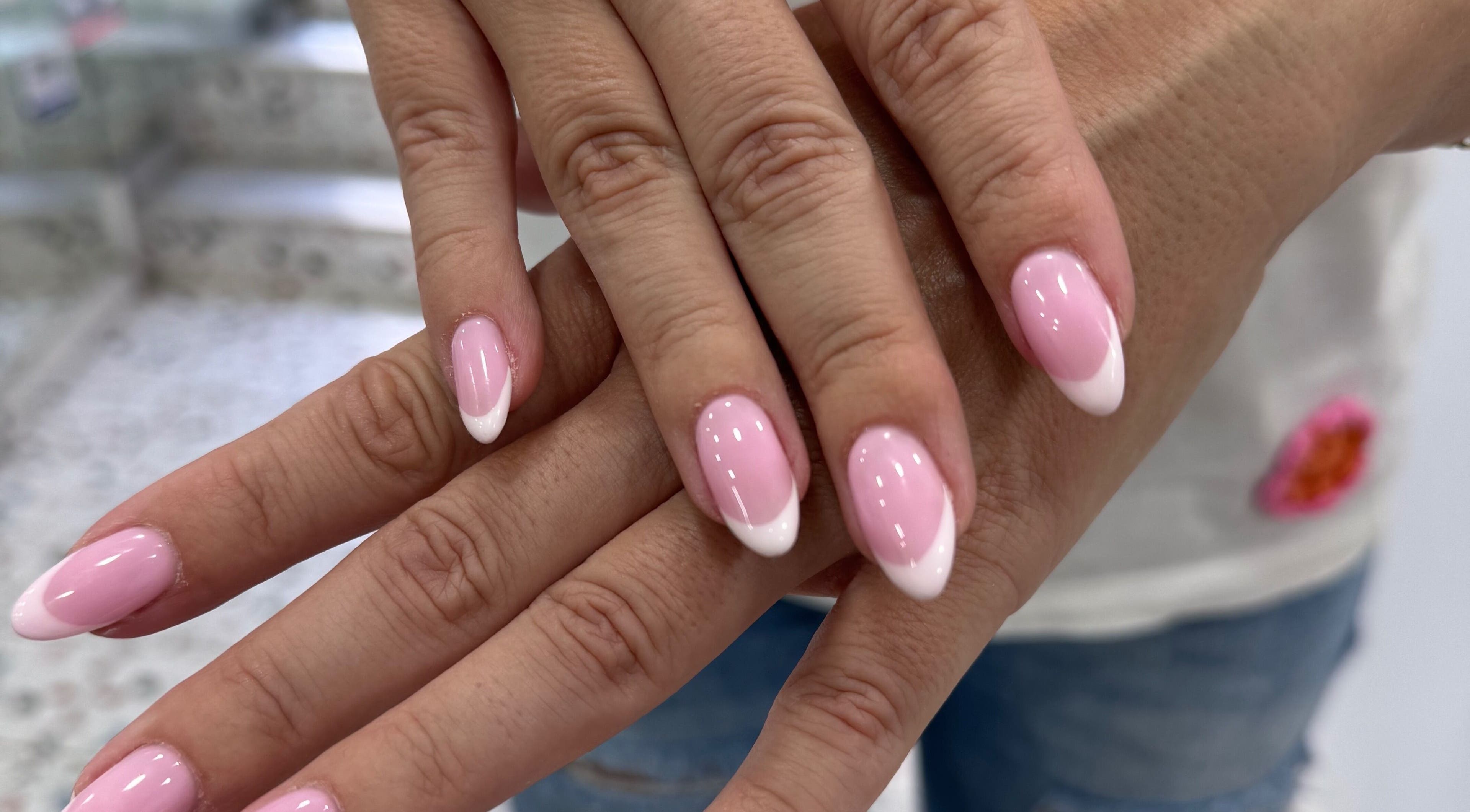 Ροζ γαλλικό μανικιούρ στην Alexandra Nails Kolonaki, Αθήνα, GR.