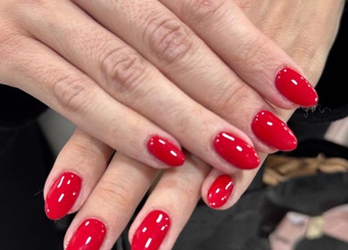 Καλοσχηματισμένα κόκκινα νύχια στο Alexandra Nails Kolonaki, Αθήνα, GR.