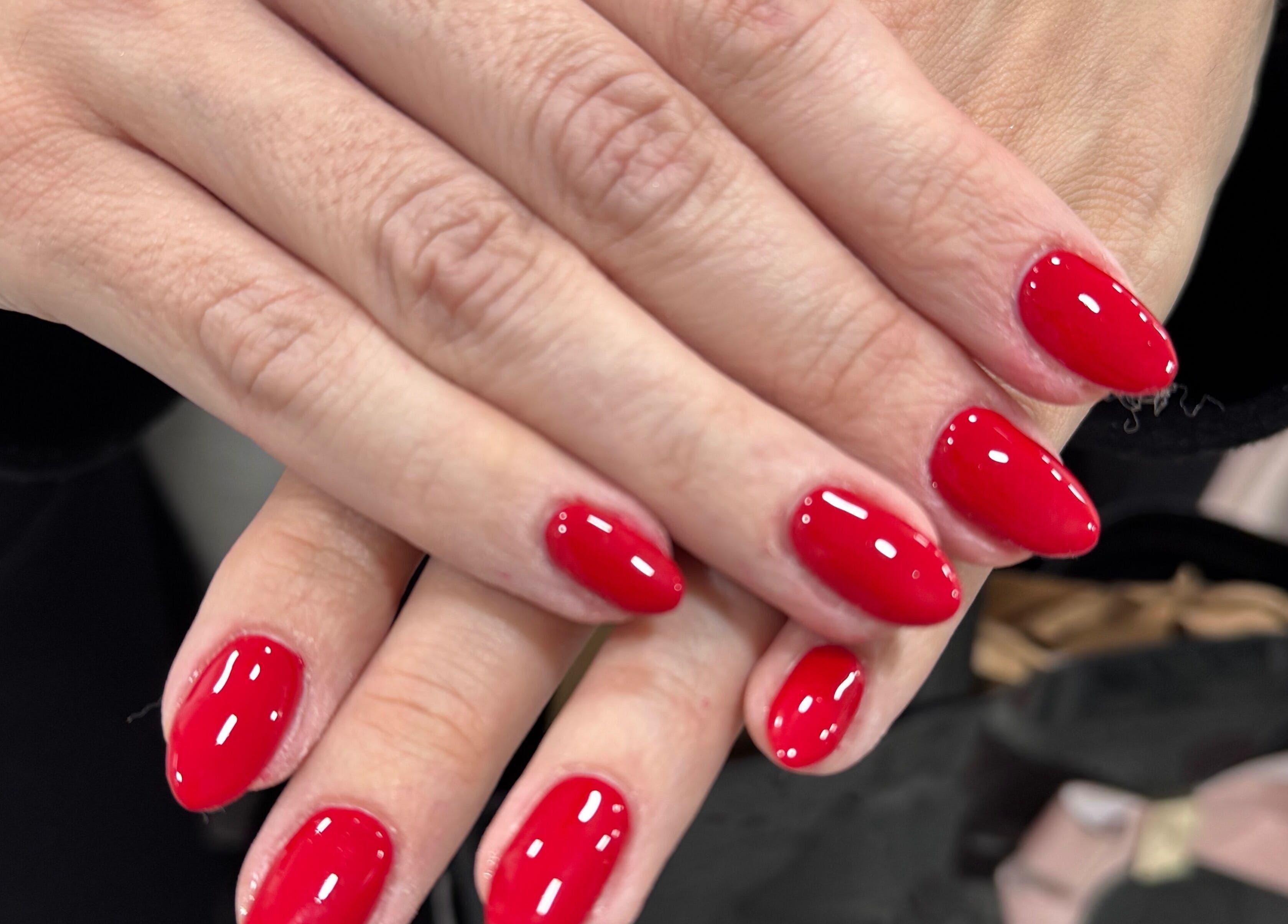 Καλοσχηματισμένα κόκκινα νύχια στο Alexandra Nails Kolonaki, Αθήνα, GR.