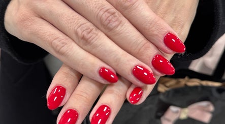 Καλοσχηματισμένα κόκκινα νύχια στο Alexandra Nails Kolonaki, Αθήνα, GR.