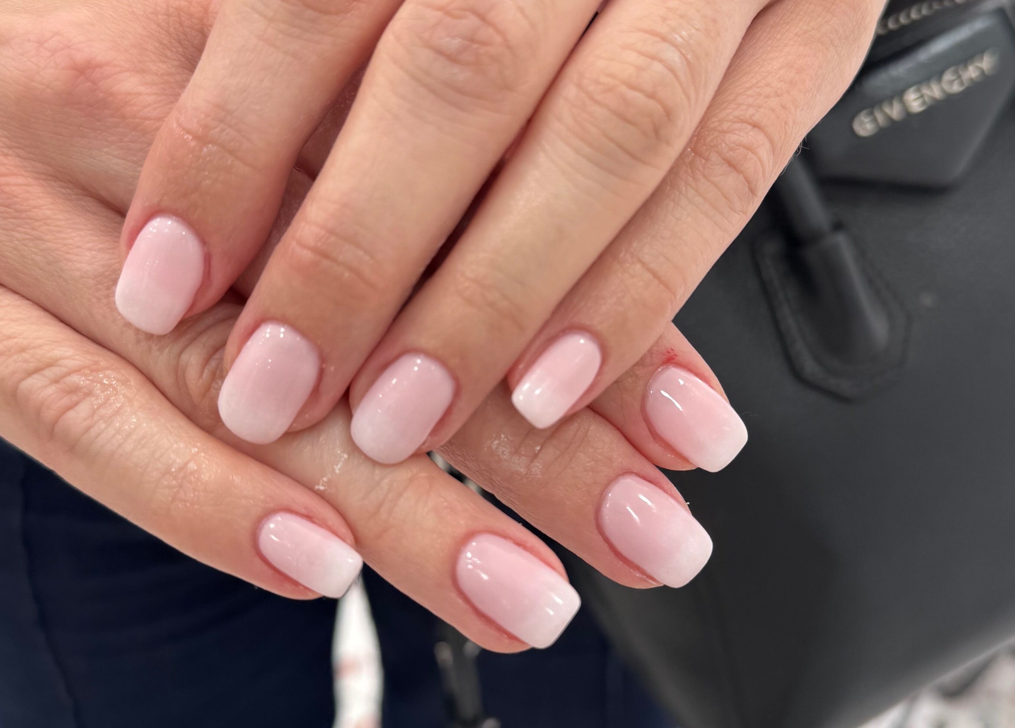 Κομψά νύχια ombré στο Alexandra Nails Kolonaki, Αθήνα, GR.